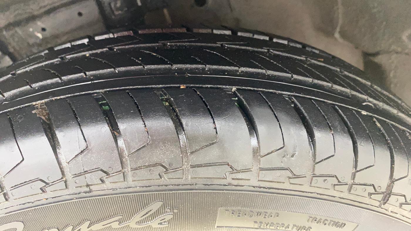 2016 Maruti Swift Dzire LXI (O), Petrol, Manual, 72,457 km, Left Front Tyre Tread