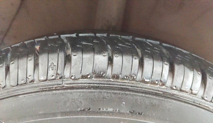 2014 Hyundai Grand i10 MAGNA 1.2 KAPPA VTVT, Petrol, Manual, 1,04,591 km, Right Rear Tyre Tread