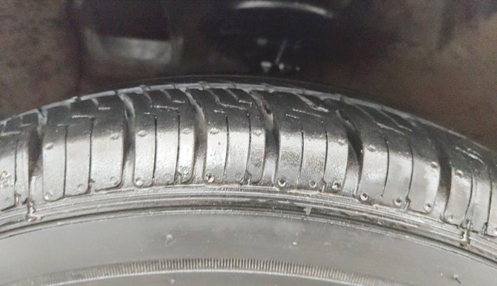 2014 Hyundai Grand i10 MAGNA 1.2 KAPPA VTVT, Petrol, Manual, 1,04,591 km, Left Front Tyre Tread