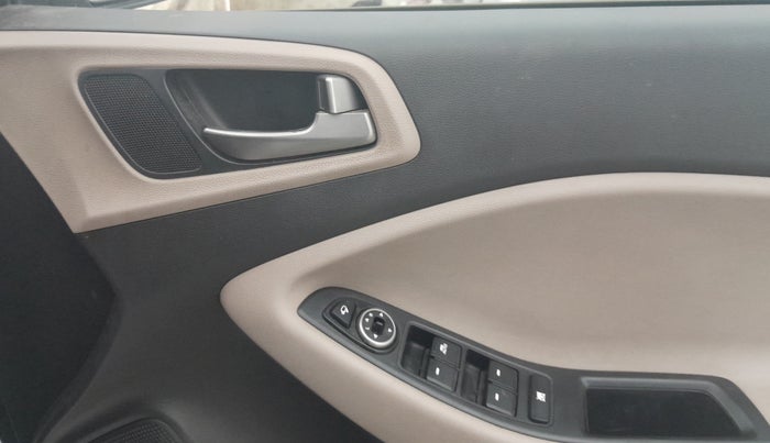 2015 Hyundai Elite i20 SPORTZ 1.2 (O), Petrol, Manual, 99,365 km, Driver Side Door Panels Control