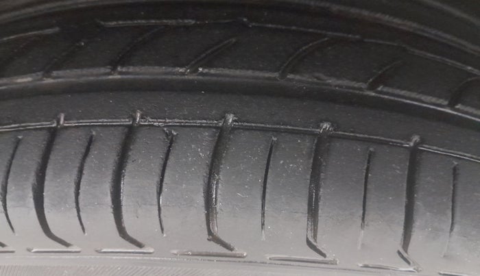 2015 Hyundai Elite i20 SPORTZ 1.2 (O), Petrol, Manual, 99,365 km, Right Front Tyre Tread