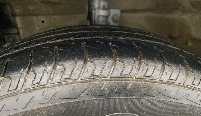 2014 Maruti Swift VXI, Petrol, Manual, 19,993 km, Left Front Tyre Tread