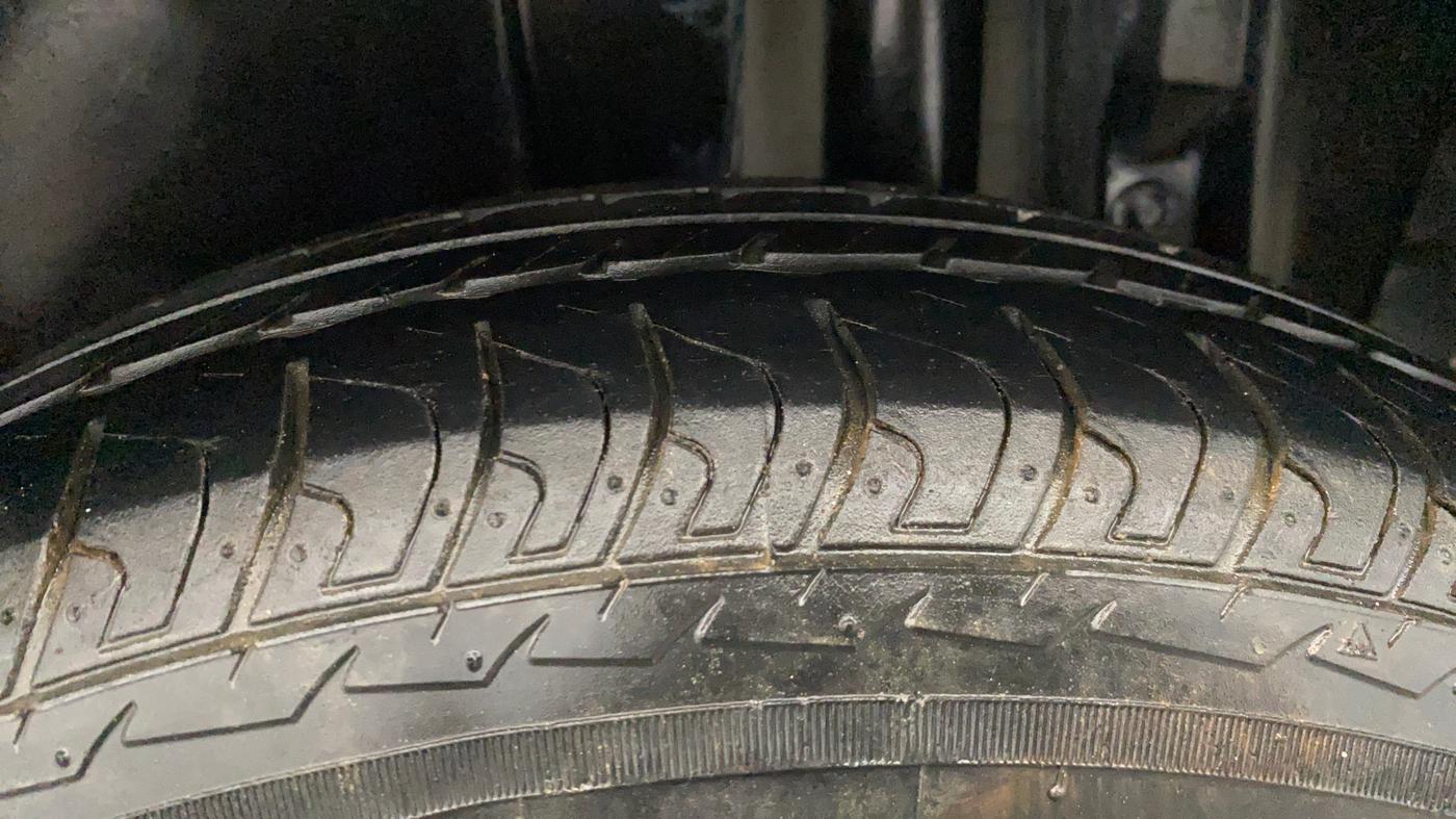 2014 Maruti Swift VXI, Petrol, Manual, 19,993 km, Left Rear Tyre Tread