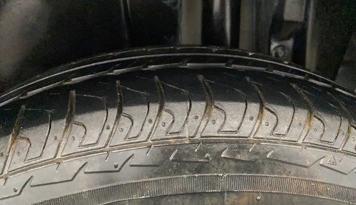 2014 Maruti Swift VXI, Petrol, Manual, 19,993 km, Left Rear Tyre Tread