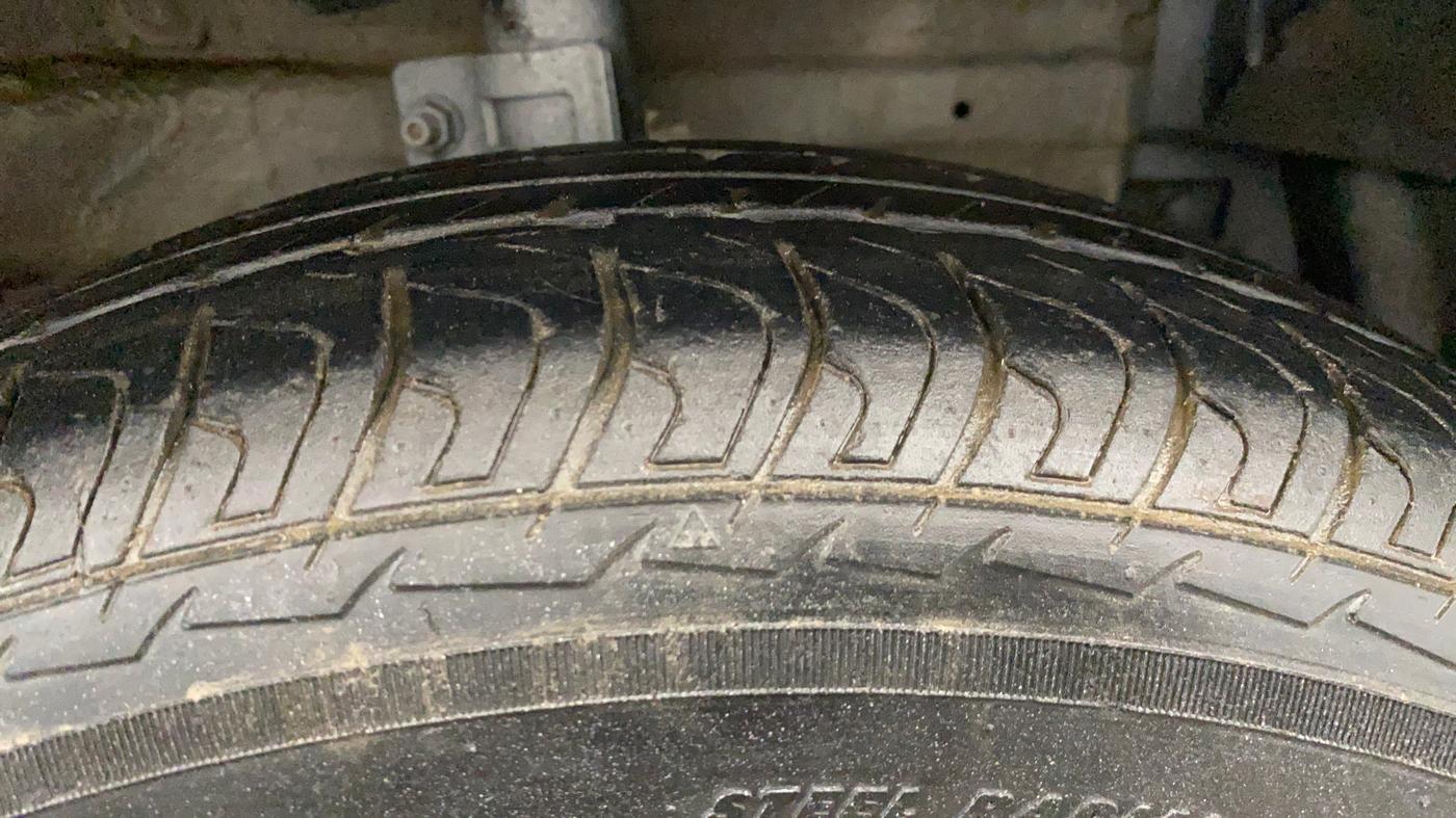 2014 Maruti Swift VXI, Petrol, Manual, 19,993 km, Right Front Tyre Tread