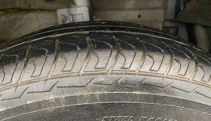 2014 Maruti Swift VXI, Petrol, Manual, 19,993 km, Right Front Tyre Tread
