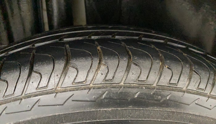 2014 Maruti Swift VXI, Petrol, Manual, 19,993 km, Right Rear Tyre Tread