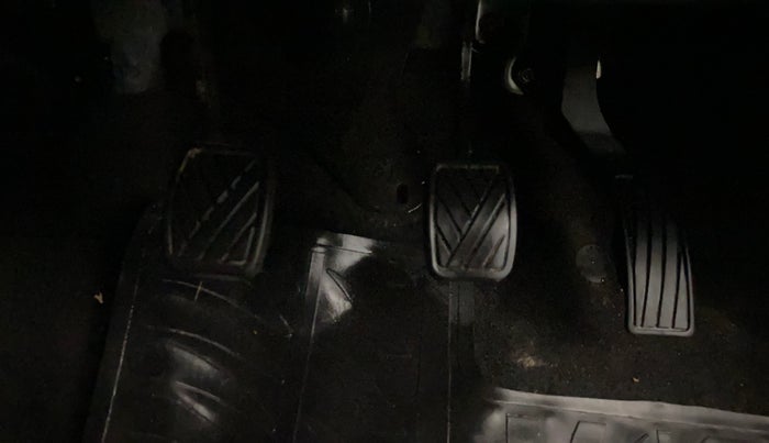 2014 Maruti Swift VXI, Petrol, Manual, 19,993 km, Pedals