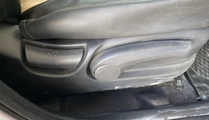 2016 Hyundai Creta SX PLUS 1.6 PETROL, Petrol, Manual, 1,32,816 km, Driver Side Adjustment Panel