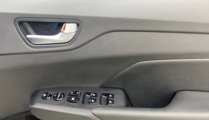 2018 Hyundai Verna 1.6 VTVT SX (O) AT, Petrol, Automatic, 35,556 km, Driver Side Door Panels Control