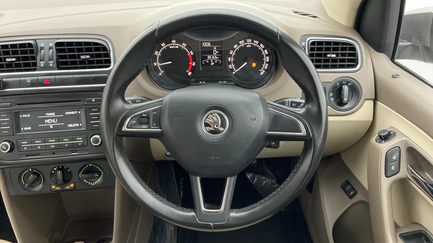 2016 Skoda Rapid AMBITION 1.6 MPI MT, Petrol, Manual, 39,365 km, Steering Wheel Close Up