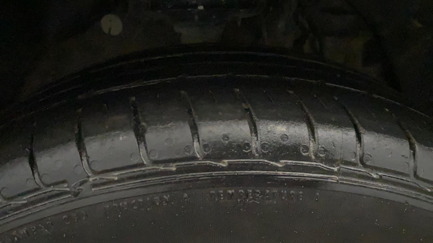 2022 Mahindra XUV300 W4 1.2 PETROL, Petrol, Manual, 40,334 km, Right Front Tyre Tread