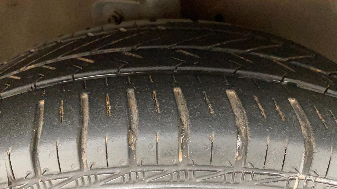 2014 Maruti Celerio VXI, Petrol, Manual, 50,965 km, Right Front Tyre Tread