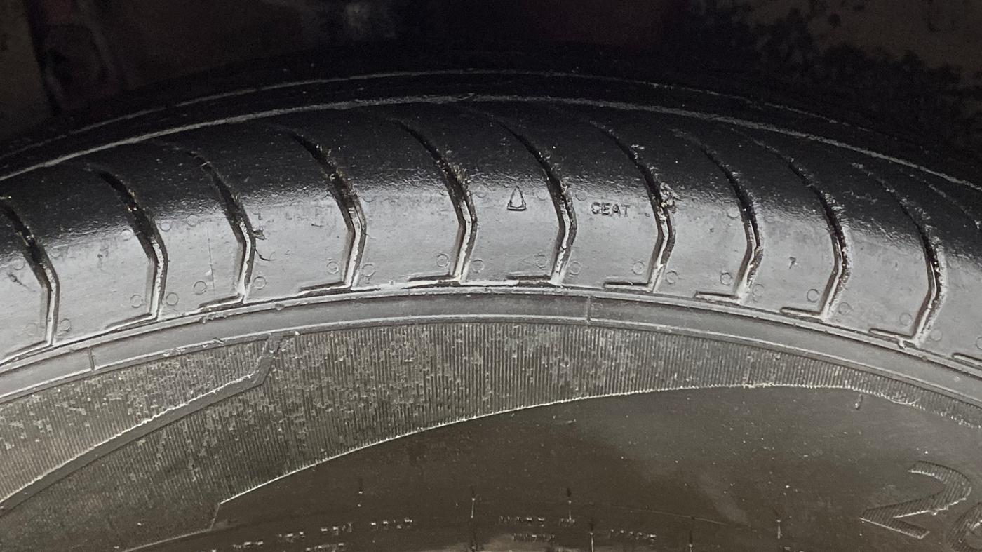 2021 Skoda KUSHAQ STYLE 1.0L TSI AT, Petrol, Automatic, 72,624 km, Right Front Tyre Tread