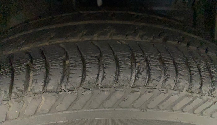 2012 Maruti Swift VXI, Petrol, Manual, 15,045 km, Right Front Tyre Tread