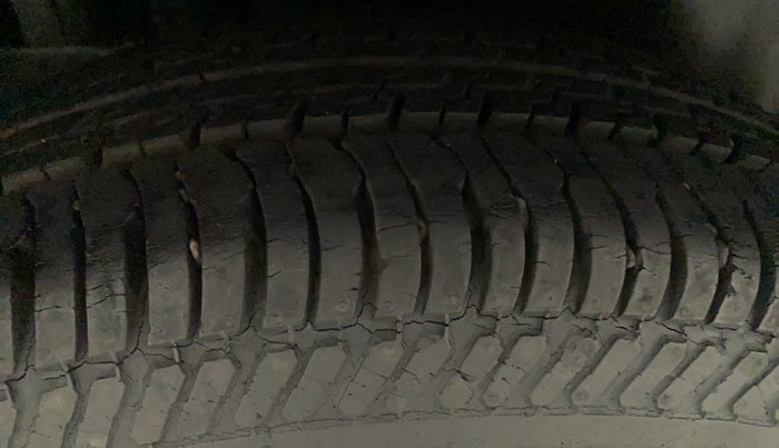 2012 Maruti Swift VXI, Petrol, Manual, 15,045 km, Right Rear Tyre Tread