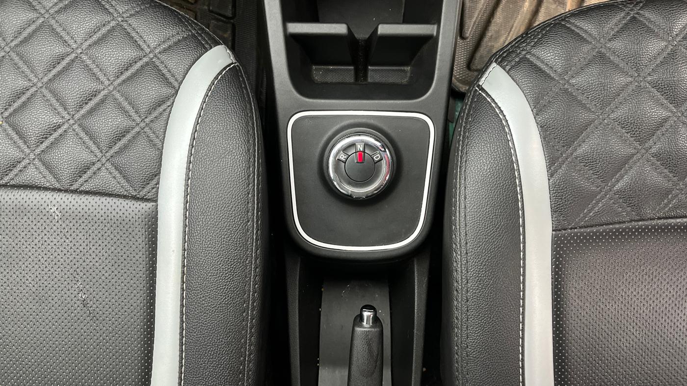 2025 Renault Kwid CLIMBER 1.0 AMT Dual Tone , Petrol, Automatic, 6,290 km, Gear Lever