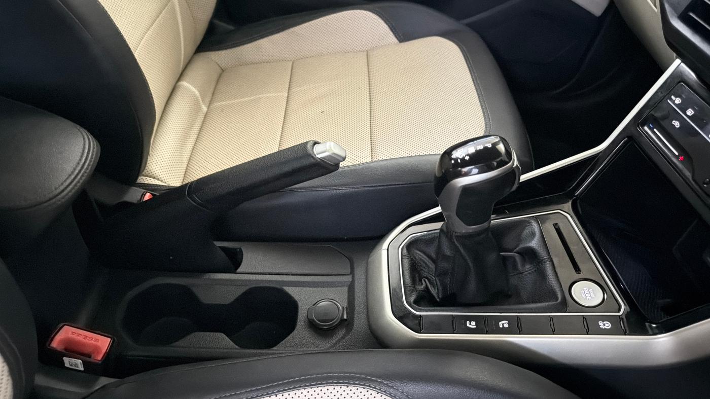 2022 Volkswagen VIRTUS TOPLINE TSI 1.0 AT, Petrol, Automatic, 67,213 km, Gear Lever