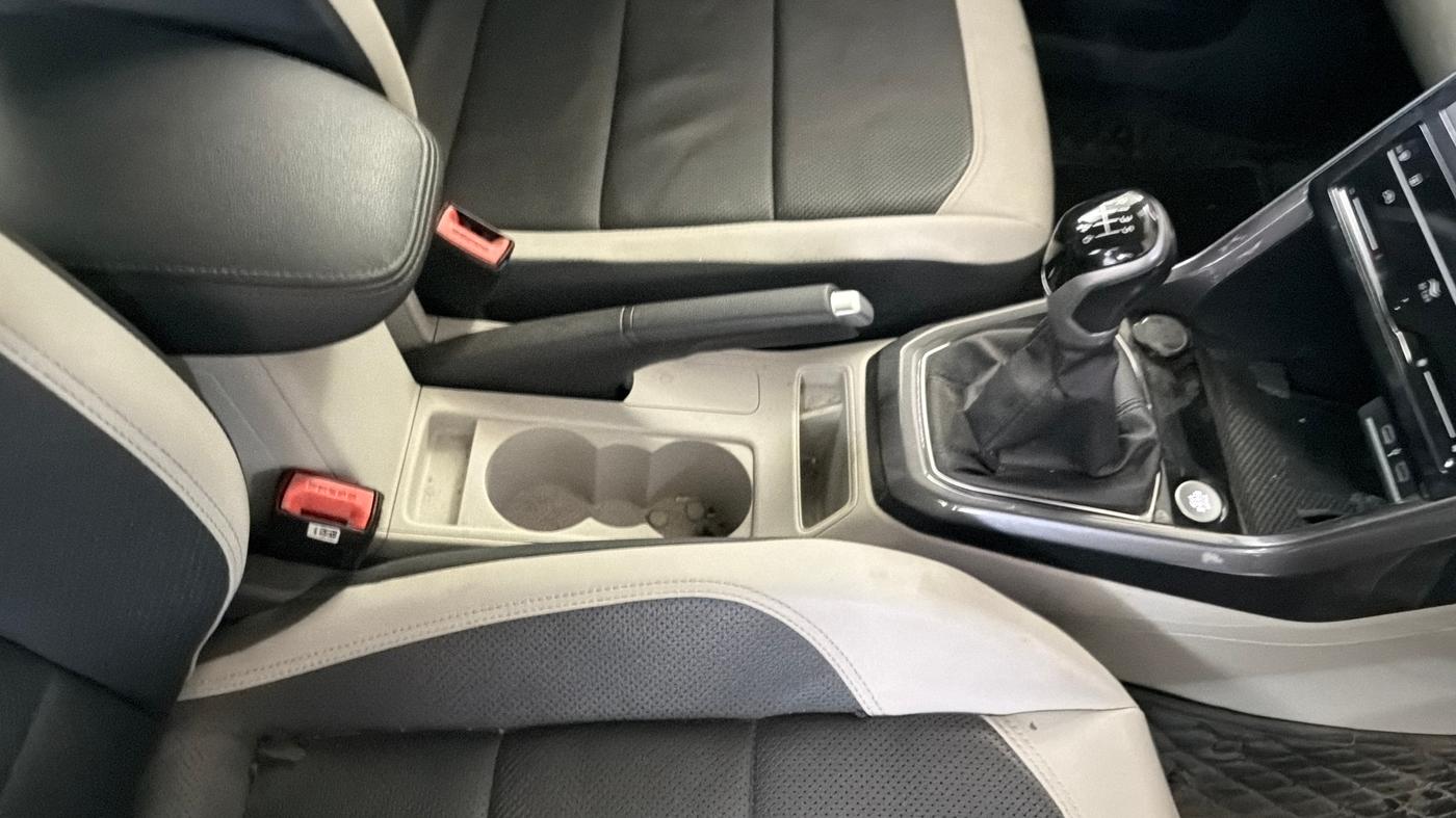 2022 Volkswagen TAIGUN TOPLINE 1.0 TSI MT, Petrol, Manual, 26,776 km, Gear Lever