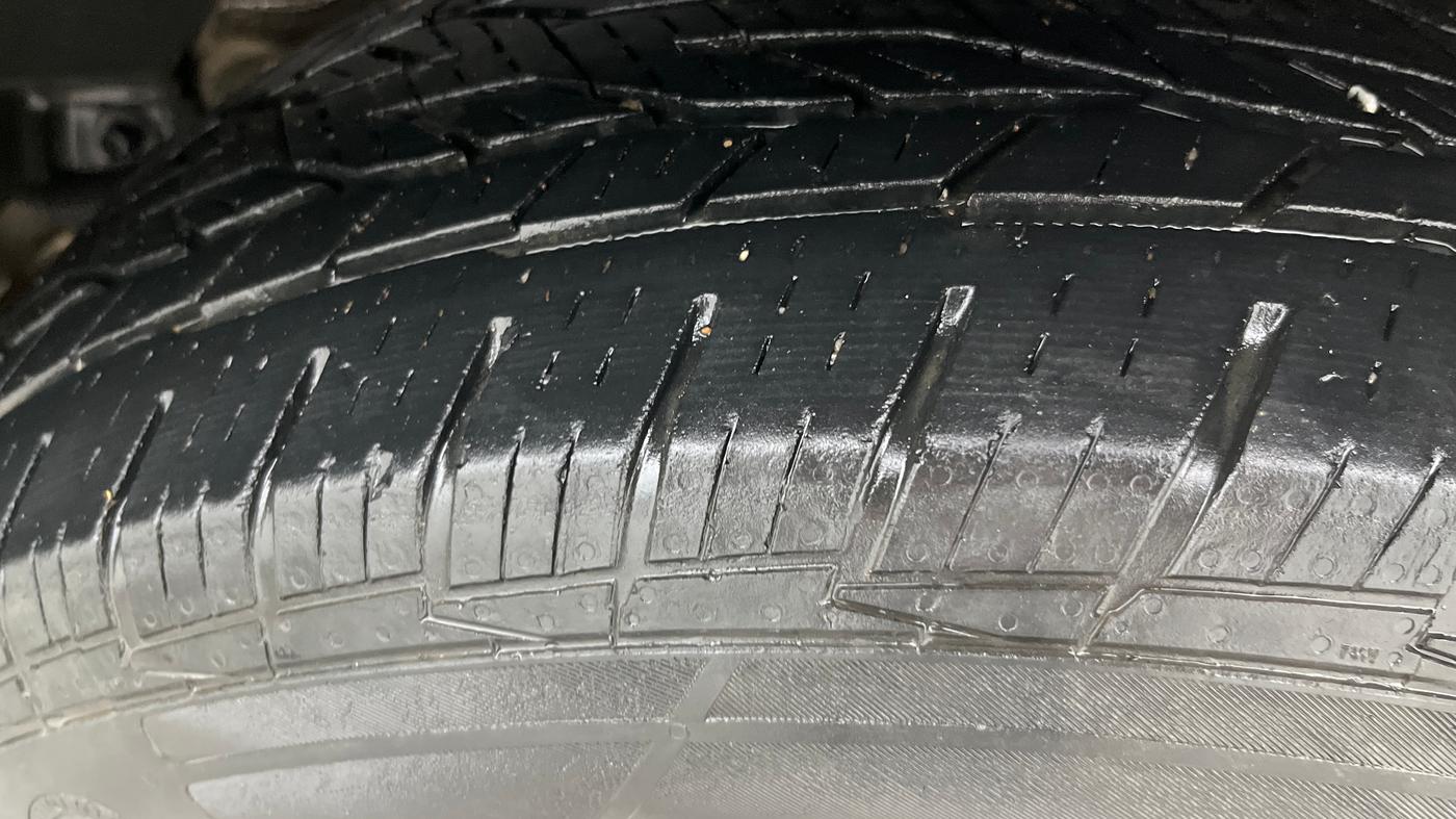 2015 Mahindra XUV500 W6, Diesel, Manual, 1,10,007 km, Left Rear Tyre Tread