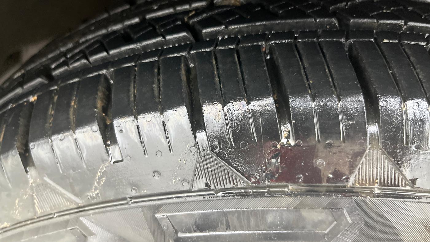 2015 Mahindra XUV500 W6, Diesel, Manual, 1,10,007 km, Right Front Tyre Tread