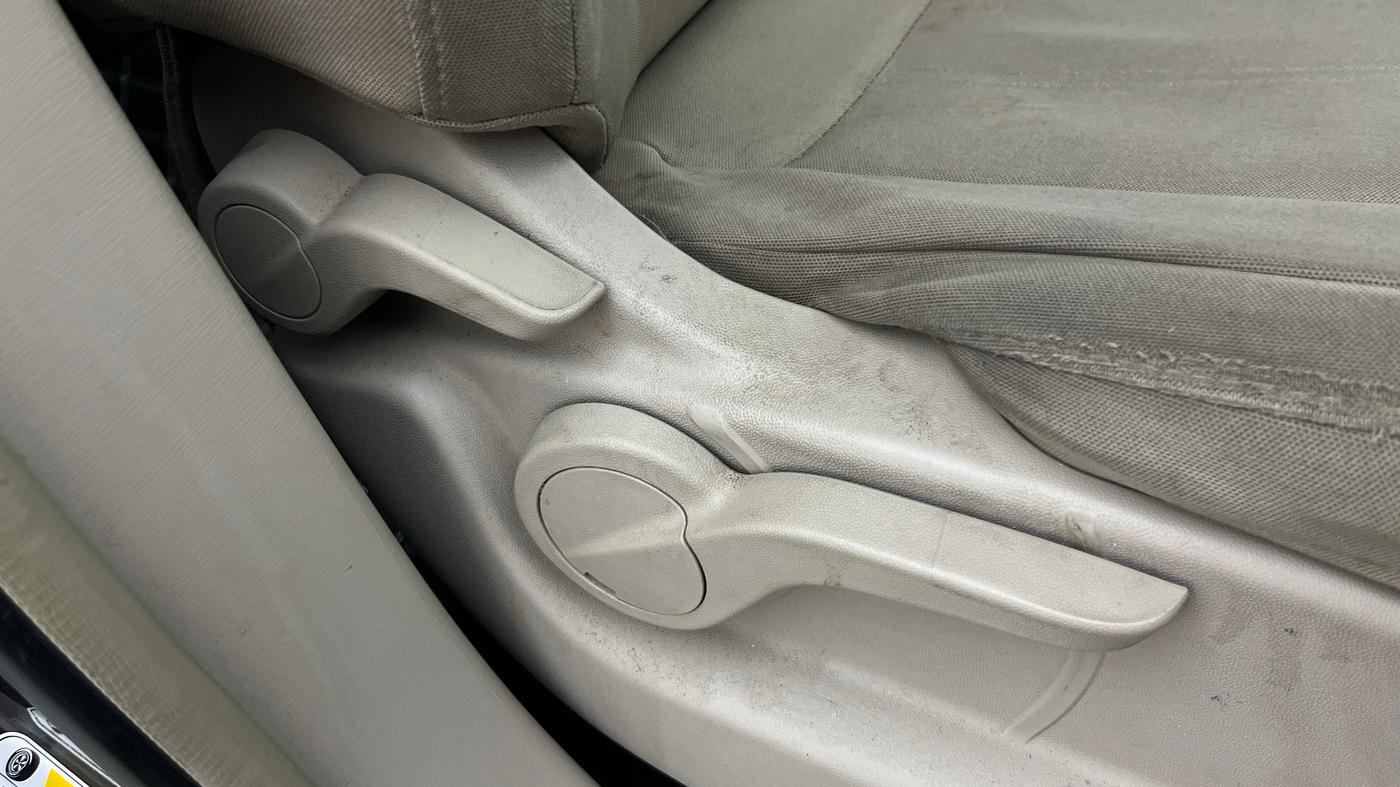 2015 Mahindra XUV500 W6, Diesel, Manual, 1,10,007 km, Driver Side Adjustment Panel