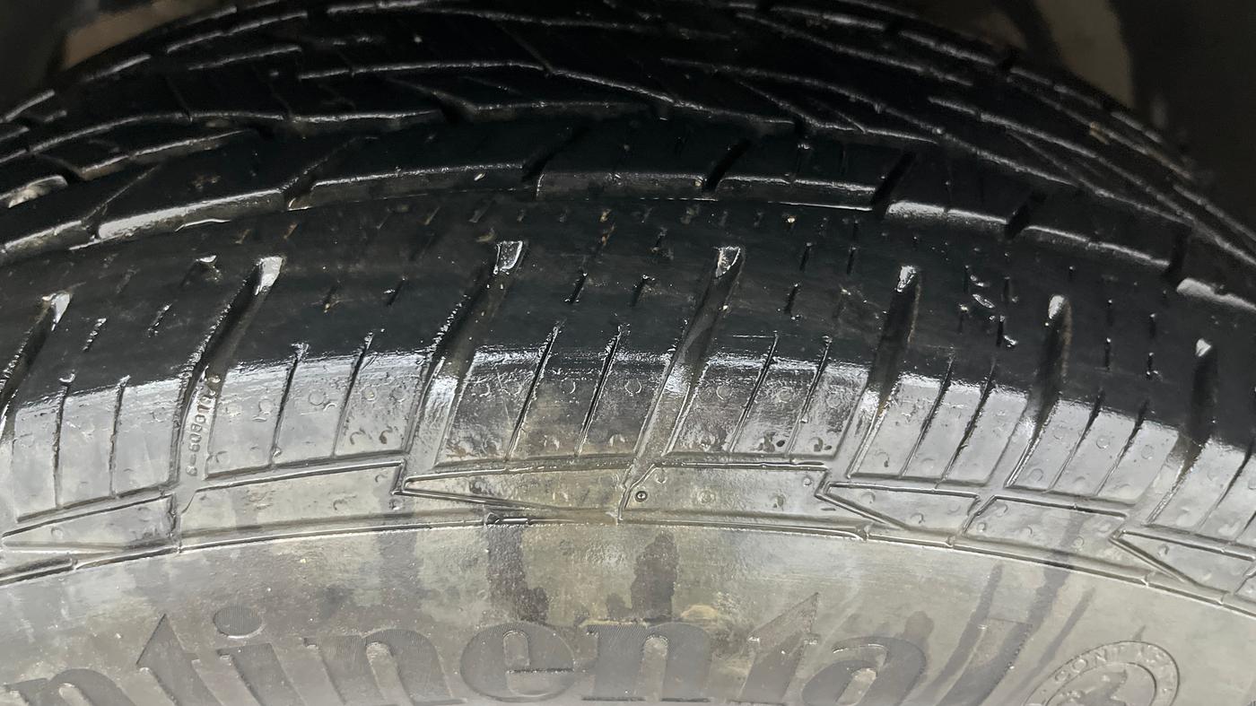 2015 Mahindra XUV500 W6, Diesel, Manual, 1,10,007 km, Left Front Tyre Tread