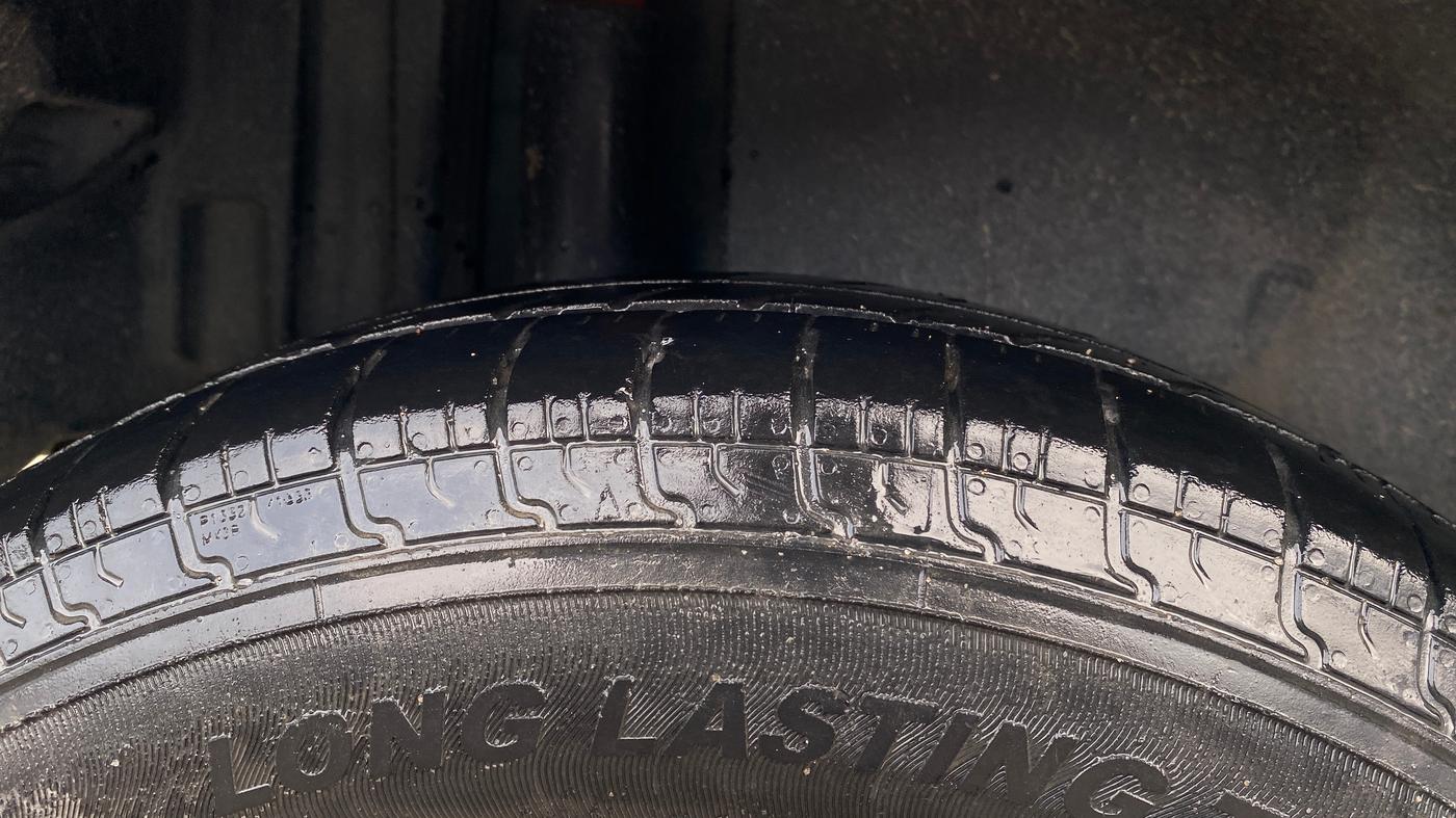 2014 Maruti Swift LXI, Petrol, Manual, 90,534 km, Right Rear Tyre Tread