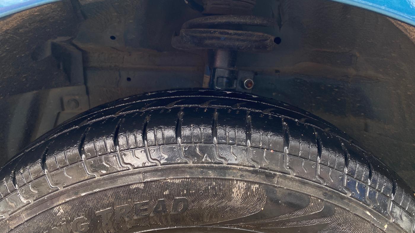 2014 Maruti Swift LXI, Petrol, Manual, 90,534 km, Left Front Tyre Tread