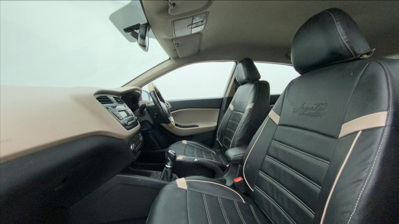 2016 Hyundai Elite i20 SPORTZ 1.4 CRDI, Diesel, Manual, 1,16,648 km, Right Side Front Door Cabin