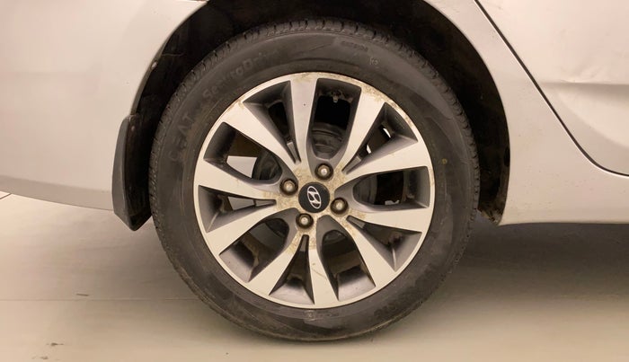 2016 Hyundai Verna 1.6 VTVT SX AT, Petrol, Automatic, 65,948 km, Right Rear Wheel