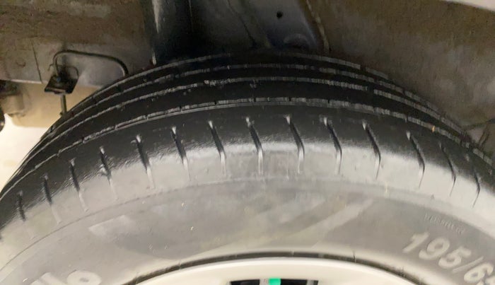 2020 Hyundai VENUE S+ 1.2, Petrol, Manual, 37,760 km, Right Rear Tyre Tread