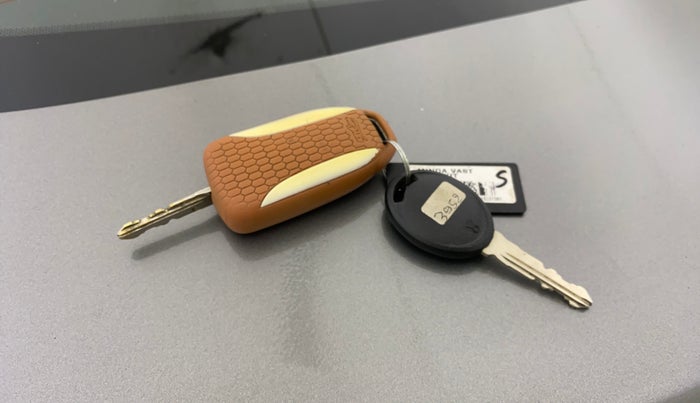 2018 Tata TIGOR XZ PETROL, Petrol, Manual, 43,242 km, Key Close Up