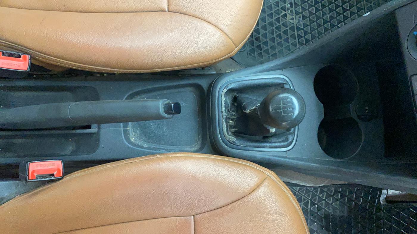 2018 Volkswagen Ameo TRENDLINE 1.5L, Diesel, Manual, 1,17,481 km, Gear Lever