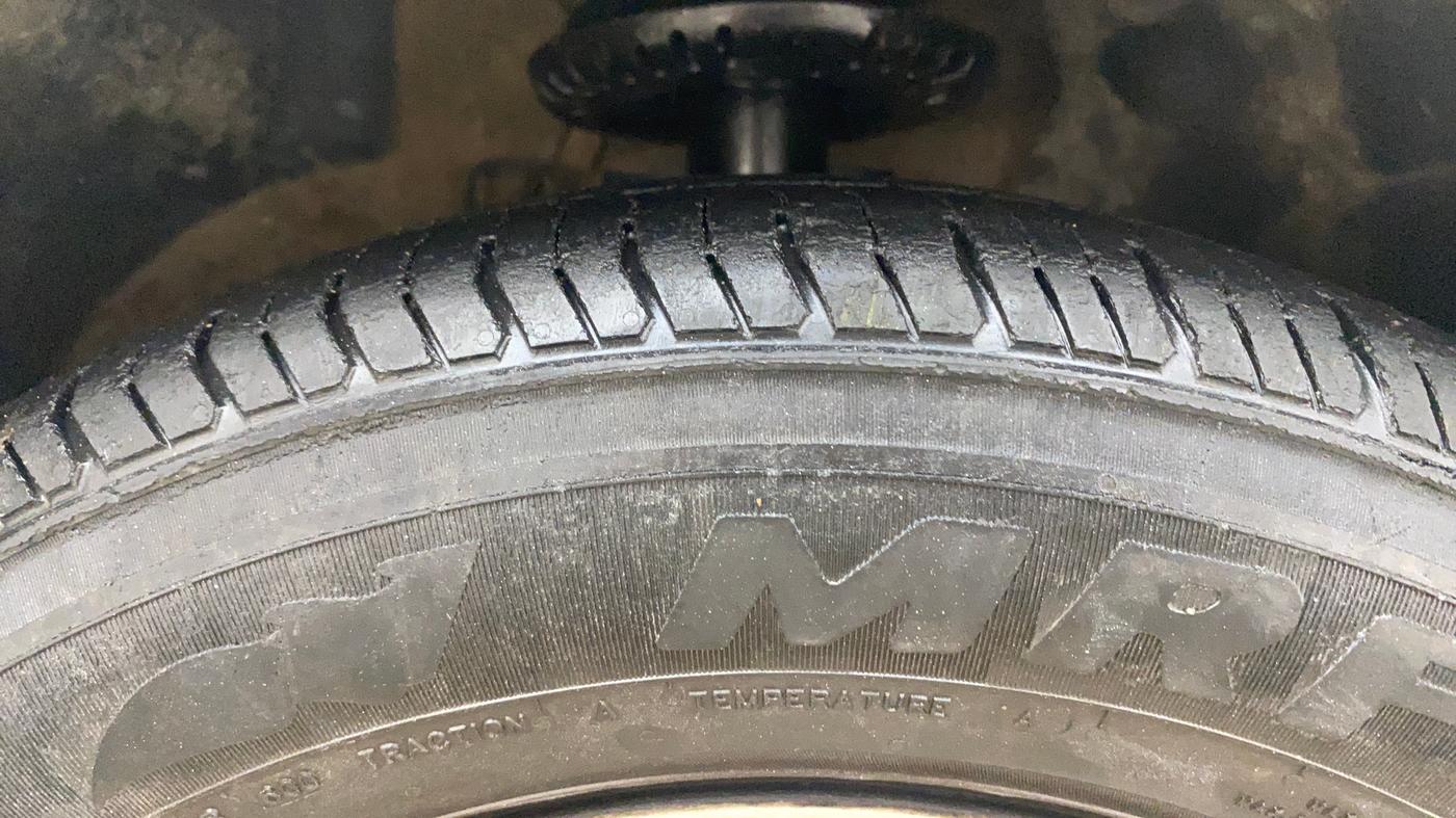 2018 Volkswagen Ameo TRENDLINE 1.5L, Diesel, Manual, 1,17,481 km, Right Front Tyre Tread
