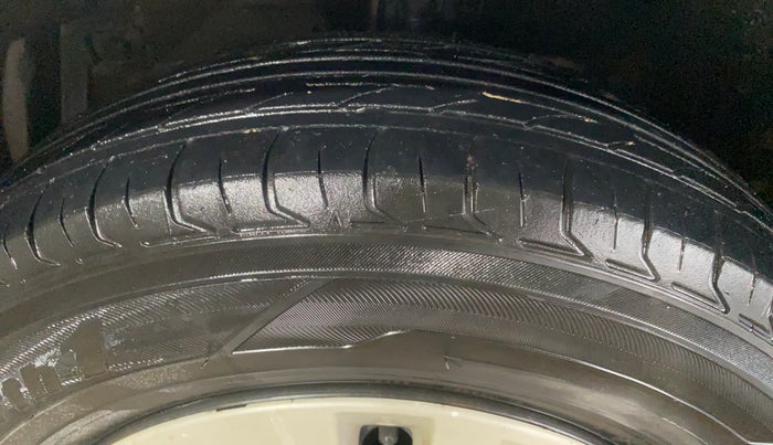 2014 Maruti Swift LXI, Petrol, Manual, 96,432 km, Right Rear Tyre Tread