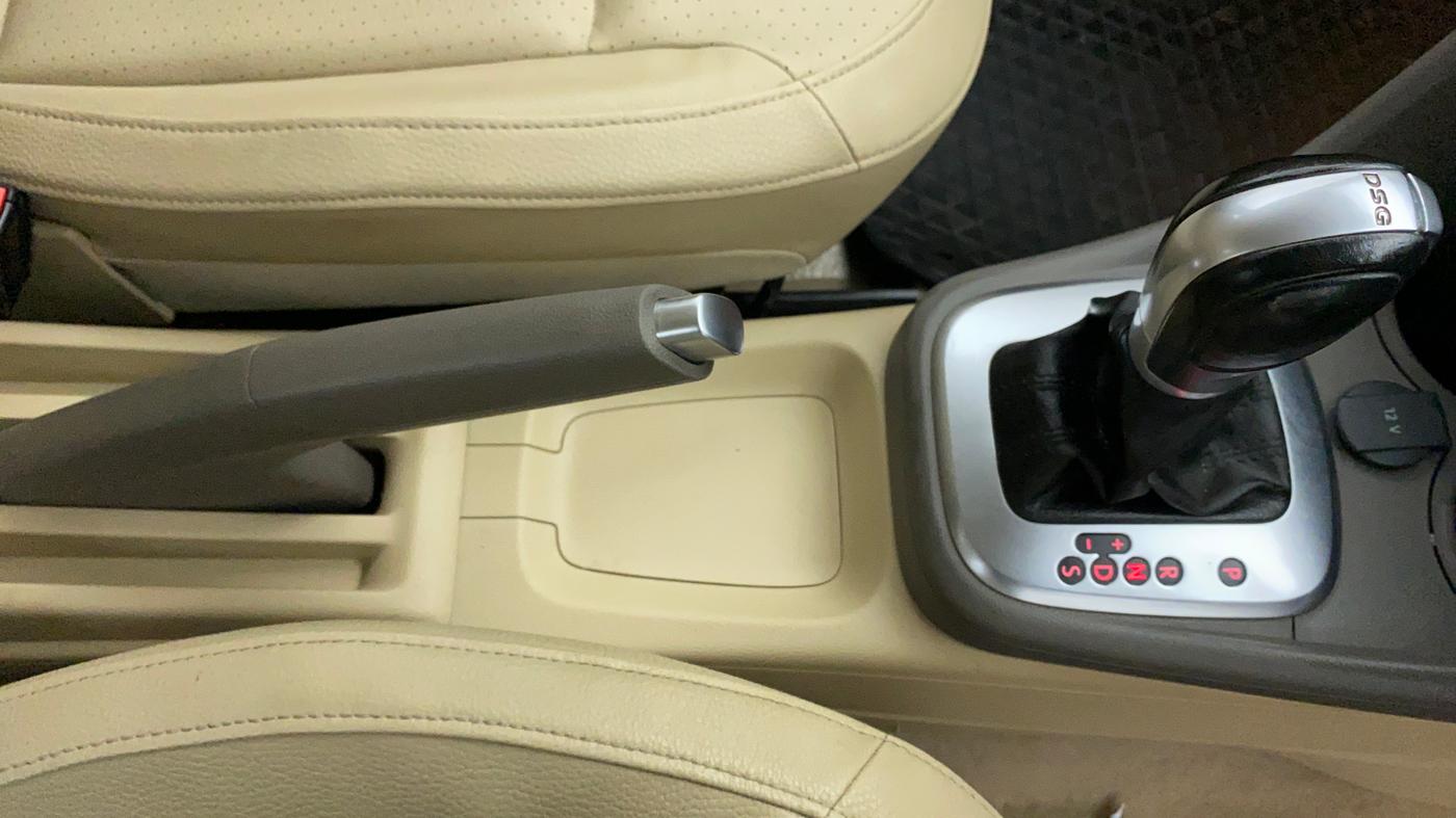 2016 Volkswagen Vento HIGHLINE TDI AT, Diesel, Automatic, 75,241 km, Gear Lever