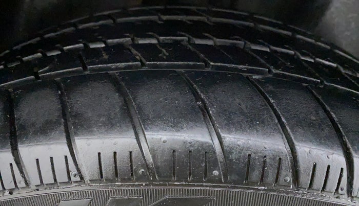 2016 Volkswagen Vento HIGHLINE TDI AT, Diesel, Automatic, 75,241 km, Right Rear Tyre Tread