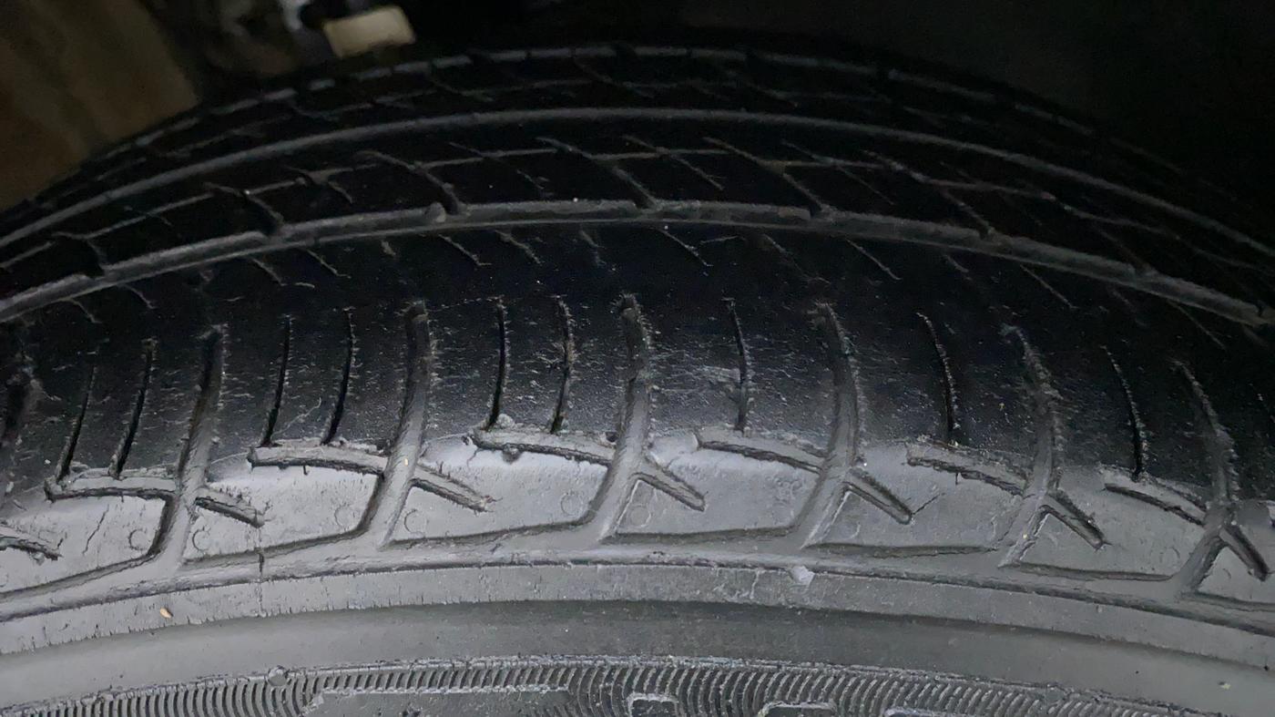 2016 Volkswagen Vento HIGHLINE TDI AT, Diesel, Automatic, 75,241 km, Left Front Tyre Tread