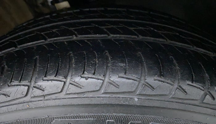 2016 Volkswagen Vento HIGHLINE TDI AT, Diesel, Automatic, 75,241 km, Left Front Tyre Tread