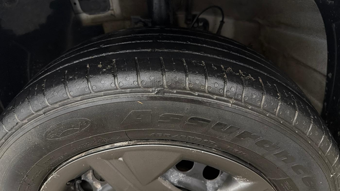 2024 Hyundai VENUE S (O) Plus 1.2 Petrol , Petrol, Manual, 38,084 km, Left Front Tyre Tread