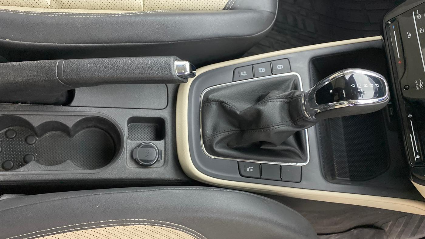 2023 Skoda SLAVIA STYLE 1.0L TSI AT, Petrol, Automatic, 76,281 km, Gear Lever