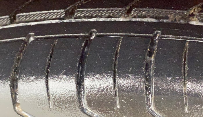 2016 Volkswagen Polo HIGHLINE1.2L, Petrol, Manual, 43,413 km, Left Front Tyre Tread