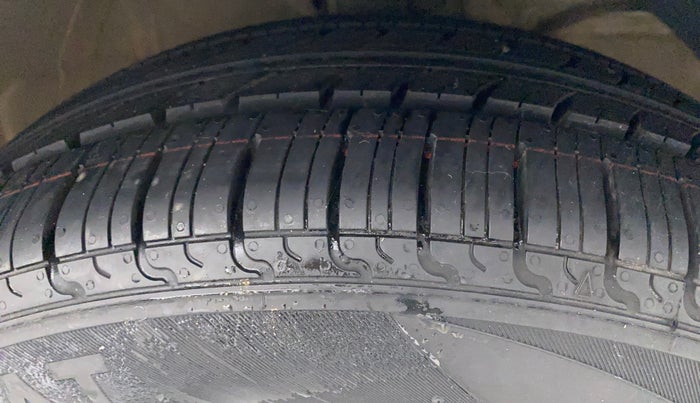 2018 Maruti Swift ZDI AMT, Diesel, Automatic, 1,05,505 km, Right Front Tyre Tread