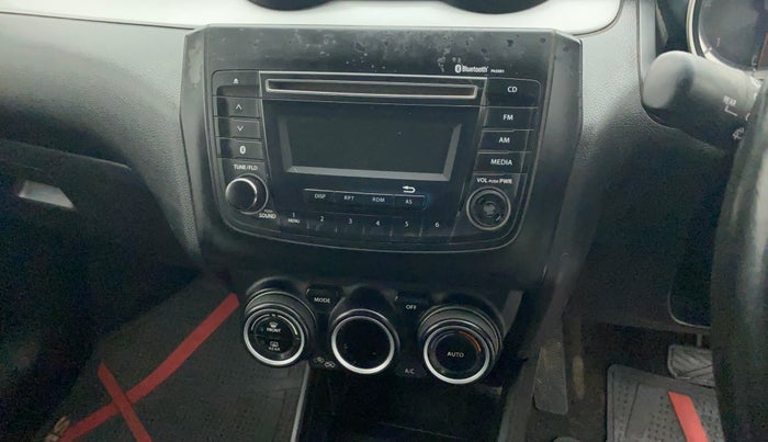 2018 Maruti Swift ZDI AMT, Diesel, Automatic, 1,05,505 km, Infotainment system - Button has minor damage