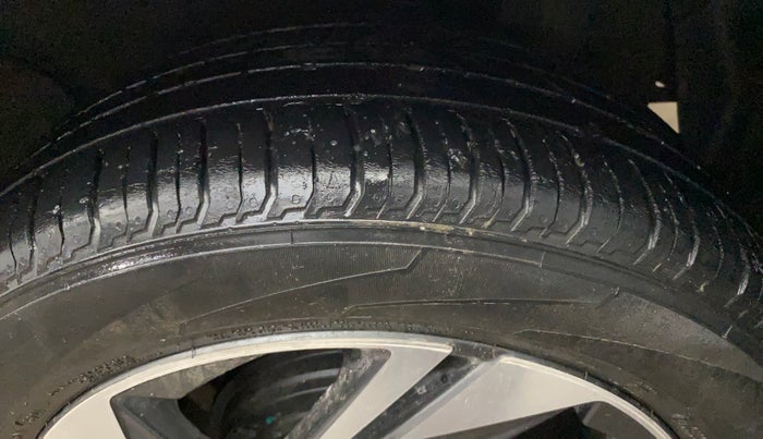 2021 Hyundai NEW I20 ASTA 1.2 MT, Petrol, Manual, 27,922 km, Left Front Tyre Tread
