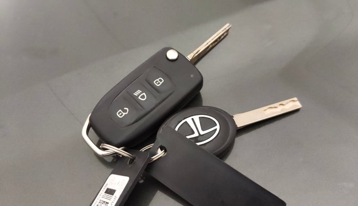 2021 Tata NEXON XM SUNROOF PETROL, Petrol, Manual, 35,069 km, Key Close Up