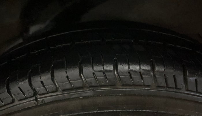 2015 Hyundai i10 MAGNA 1.1, CNG, Manual, 66,077 km, Left Rear Tyre Tread