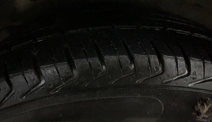 2015 Hyundai i10 MAGNA 1.1, CNG, Manual, 66,077 km, Right Rear Tyre Tread