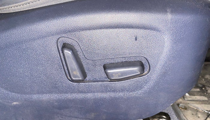 2024 Hyundai ALCAZAR Signature 6 STR 1.5 Diesel Automatic, Diesel, Automatic, 13,704 km, Driver Side Adjustment Panel